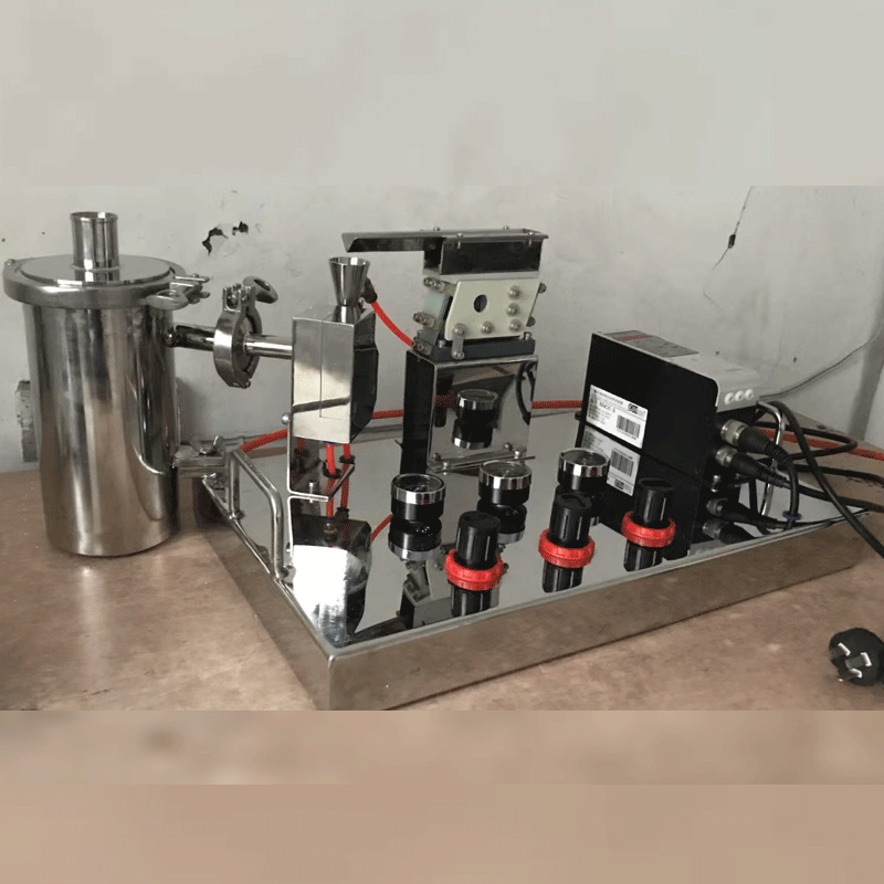 Compact jet mill with cyclone